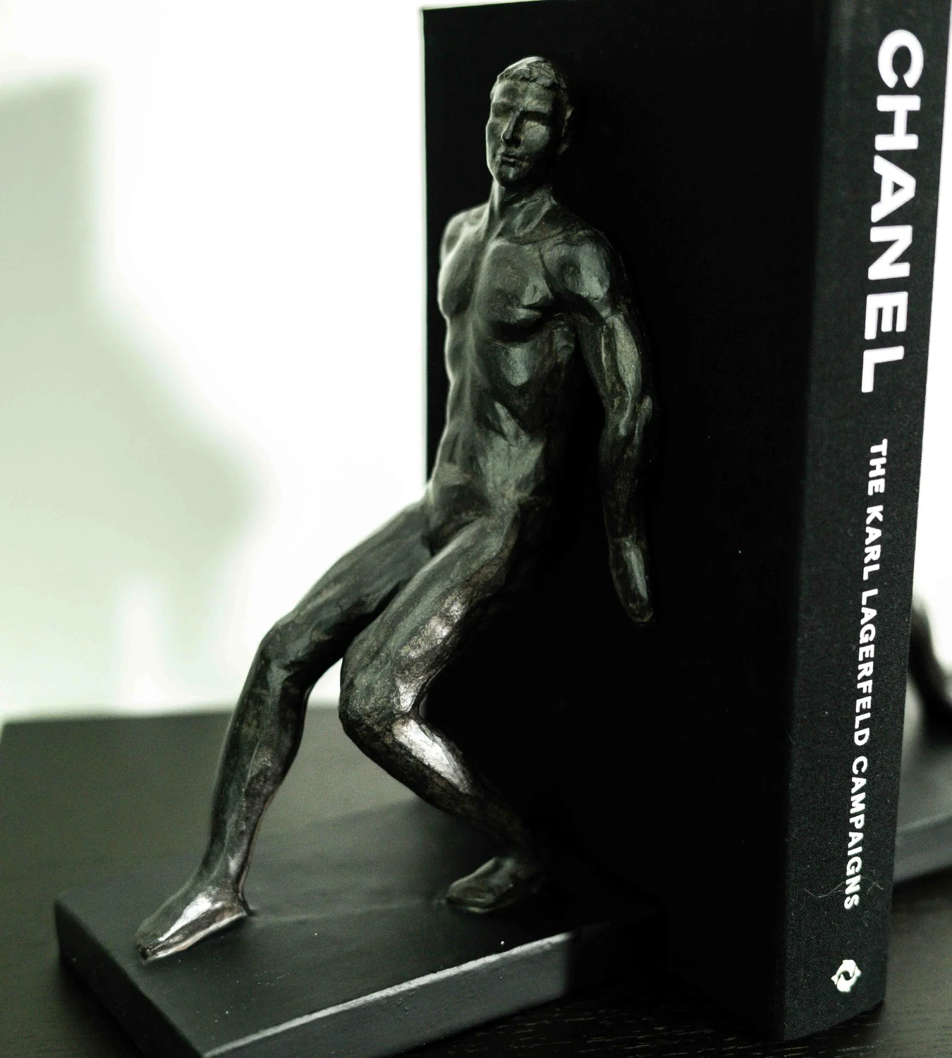 Push and Pull Men Resin Bookends - Image 3